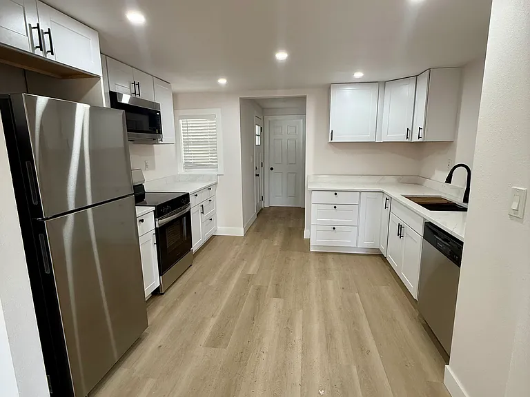 11262 Yakima Ave S — Photo 8