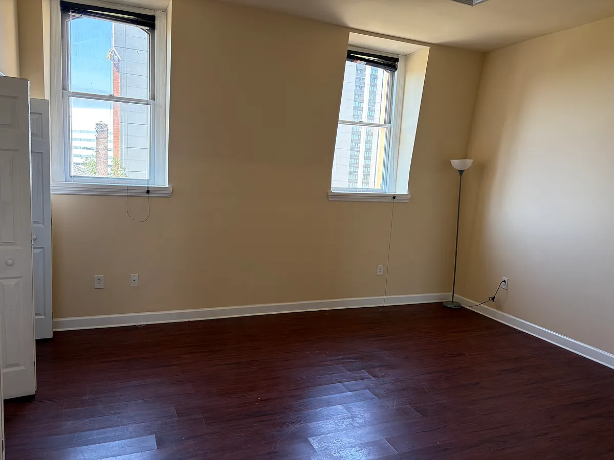 Building Photo - 334 S Broad St #3