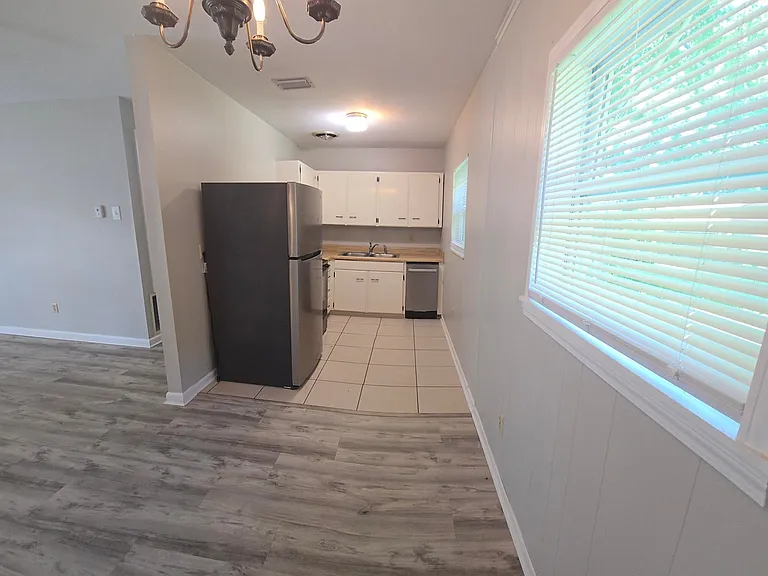 712 Newport Dr — Photo 7