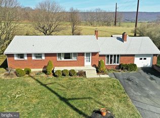 33 Hallton Hill Rd, Pine Grove, PA 17963