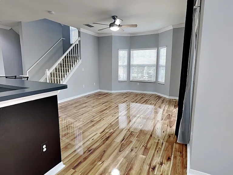 2550 Grand Central Pkwy #11 — Photo 7