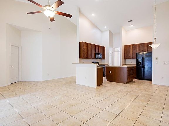 4th image of 722 Regina Cir