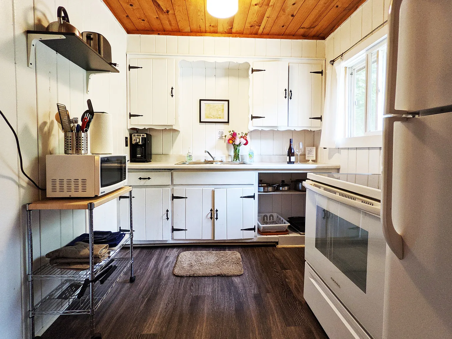 All-Inclusive Furnished Lakefront 2BR Cabin Utilities, WiFi & Plowing Included | Eagle River Area — Photo 4