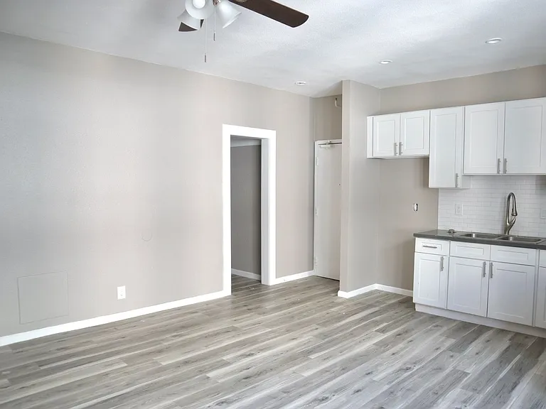 St. Charles Studio Apartments — Photo 4