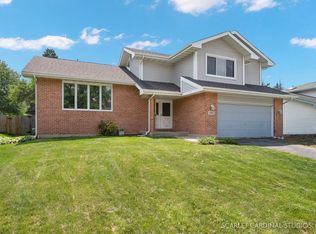 555 Chester Ct W, Aurora, IL