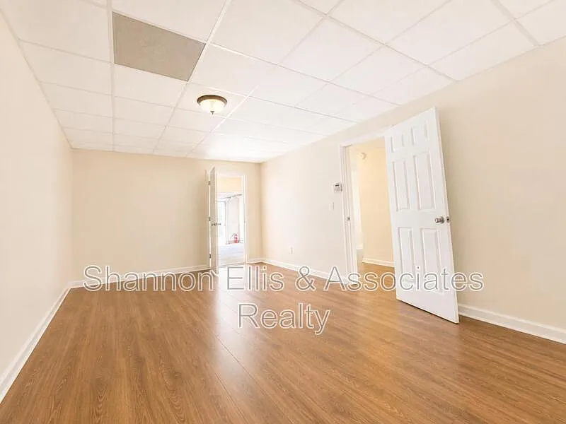 4 bed, 2.0 bath, 1320 sqft, $2,250 — Photo 4