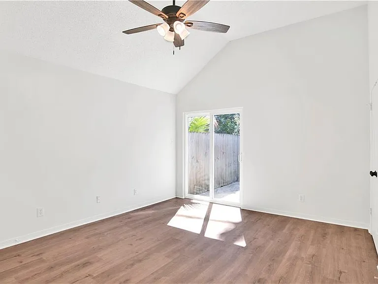 5631 Bentley Ln — Photo 17
