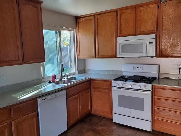 2765 Bridgeford Dr — Photo 2
