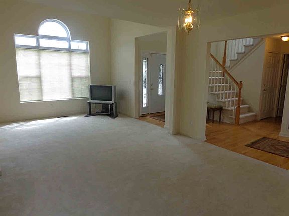 3rd image of 16 Wesley Ct