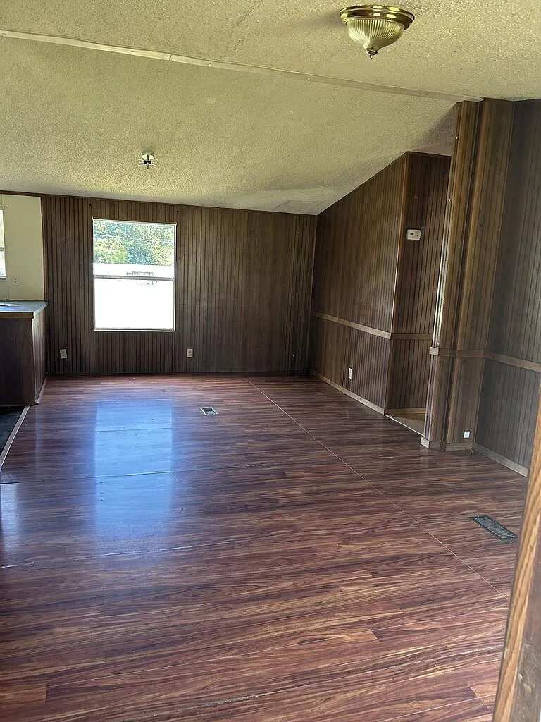 3 bed, 1152 sqft, $1,300 — Photo 3