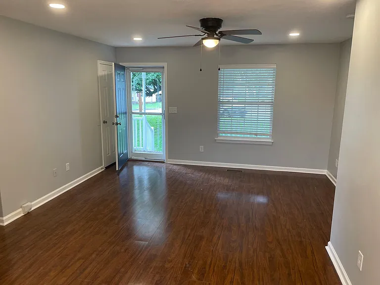 304 Eli Ct — Photo 2