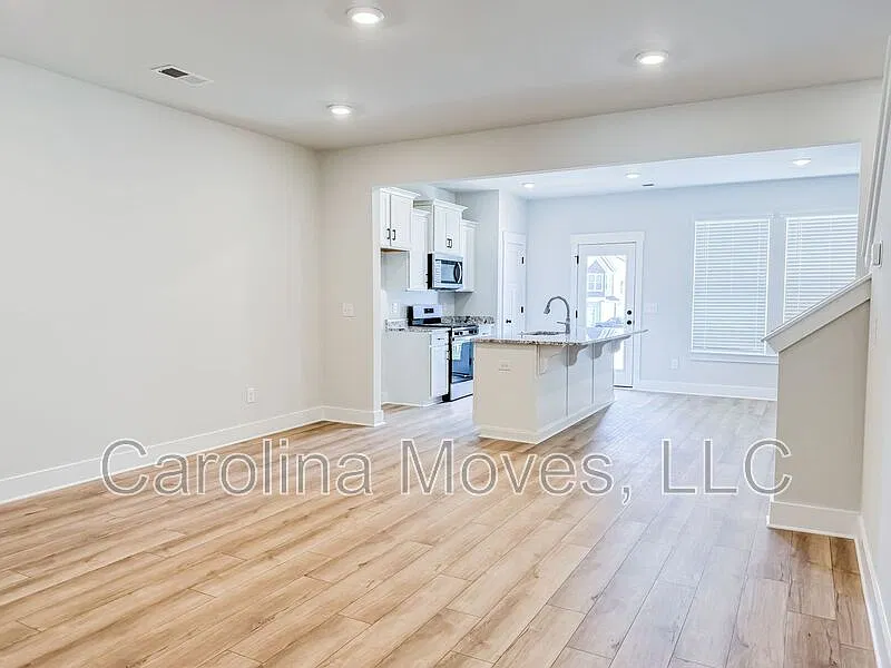 3 bed, 2.5 bath, 1587 sqft, $1,700 — Photo 2