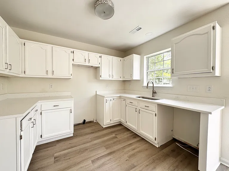 8413 Hirsch Dr — Photo 5