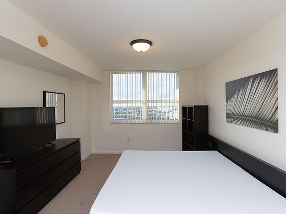 4th image of 19501 W Country Club Drive #2510
