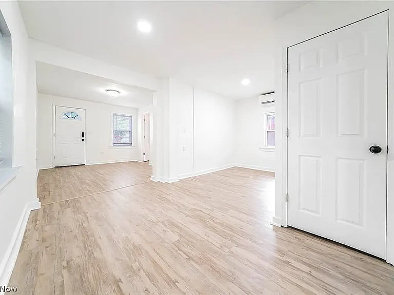 2053 W 45th St — Photo 3