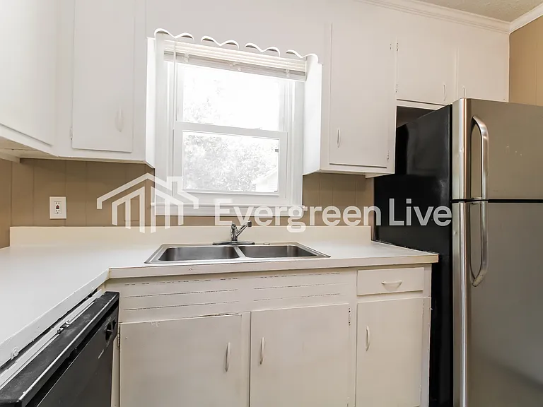 2021 Larchmont Dr — Photo 7