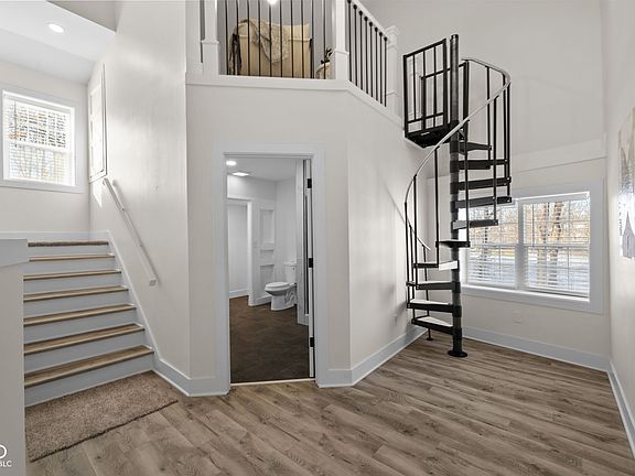 3rd image of 815 Woodhill Dr