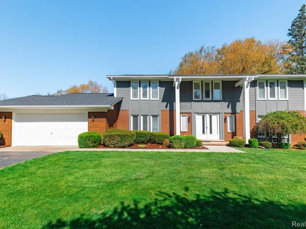 5634 Powder Horn Dr, West Bloomfield, MI 48322