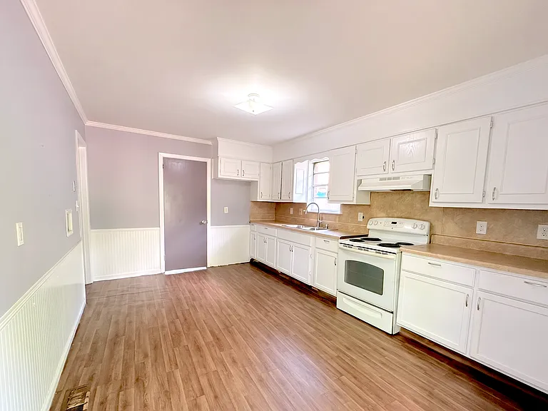 1221 Maple St — Photo 8
