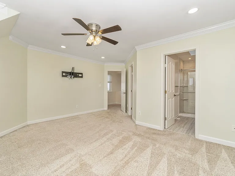 9568 Bay Front Dr — Photo 2
