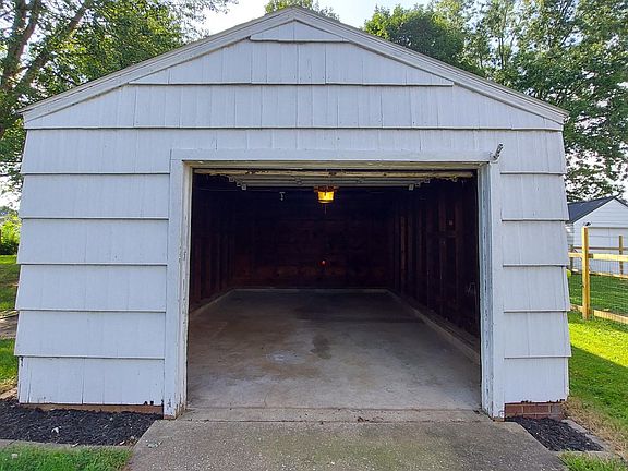 2nd image of 313 S Nickel Plate Ave