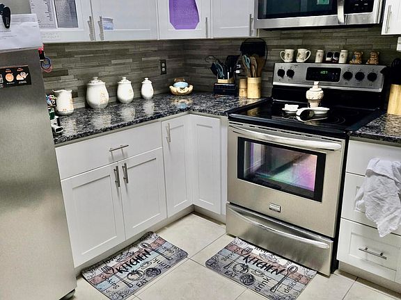 5th image of 218 Troon Cir