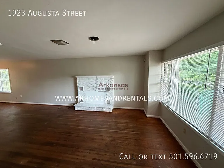 1923 Augusta St — Photo 2