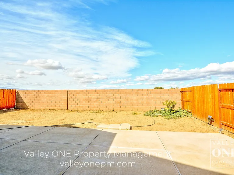 933 Tipton Ln — Photo 28