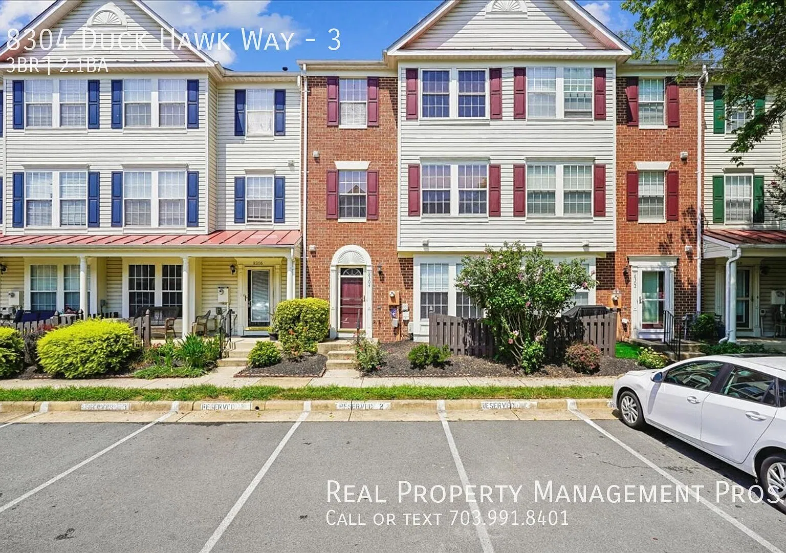 Gorgeous Townhouse- Great Amenities and Location! — Photo 1