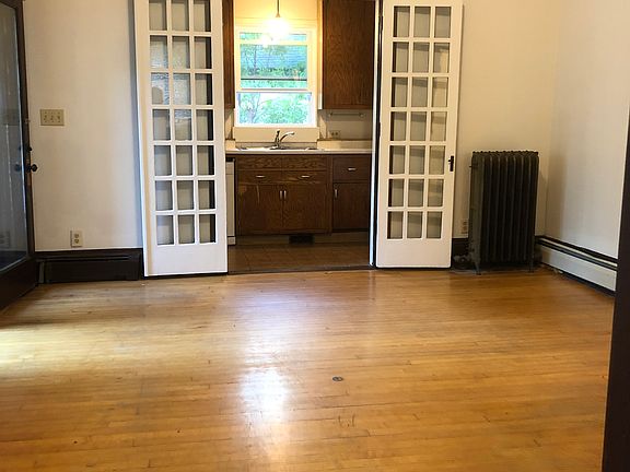 3rd image of 1321 6th St SE APT 2