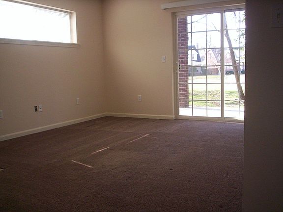 3rd image of 2501 Gladstone Cir Unit 101
