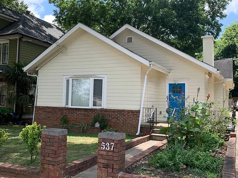 537 E Ave NE — Photo 1