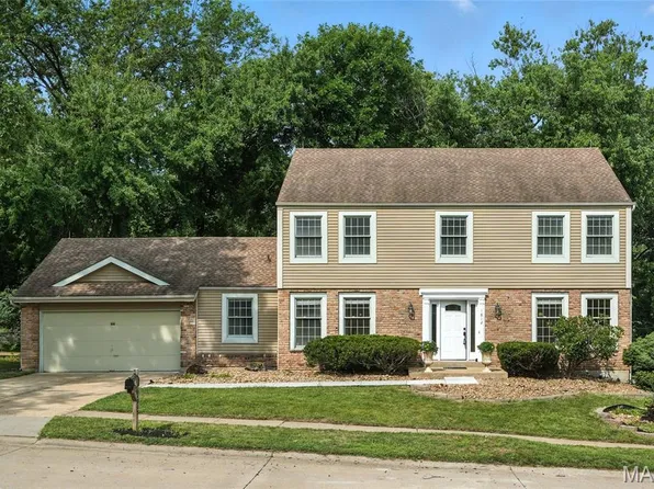 1812 Summer Lake Dr, Chesterfield, MO 63017