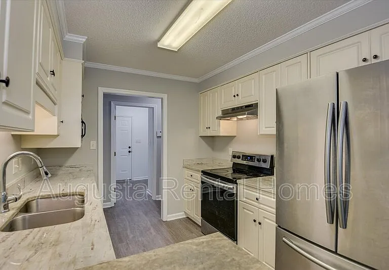 690 Monroe St — Photo 13