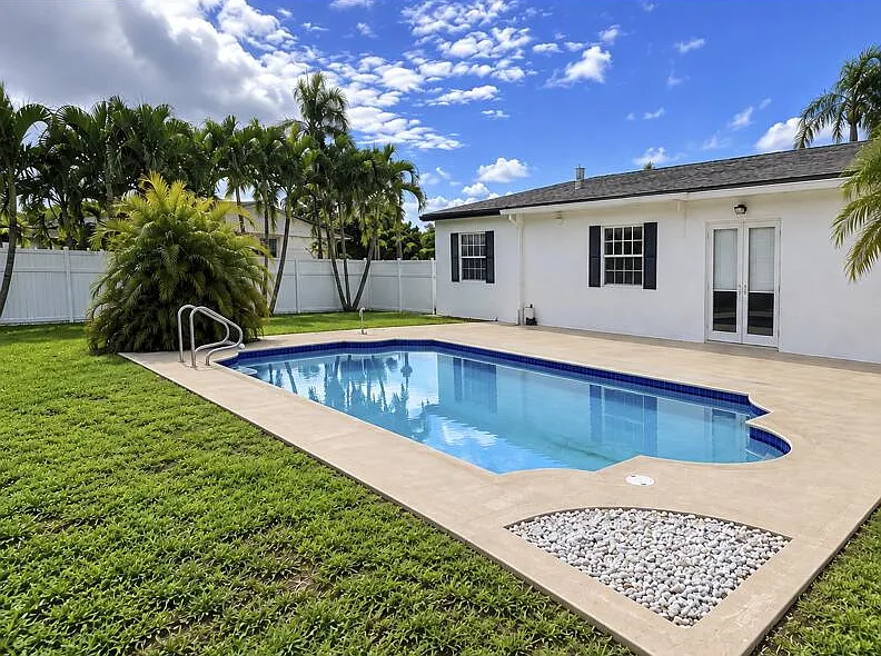 4 bed, 2.0 bath, 1356 sqft, $4,200 — Photo 2