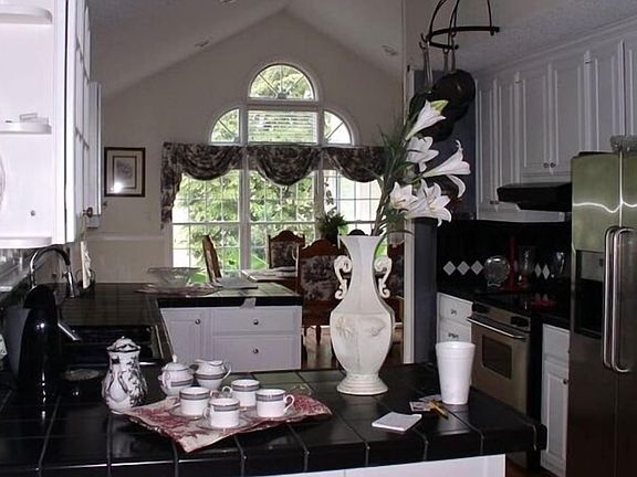 4th image of 3710 Lindsey Ln