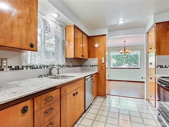 Gorgeous kitchen with room to move about!