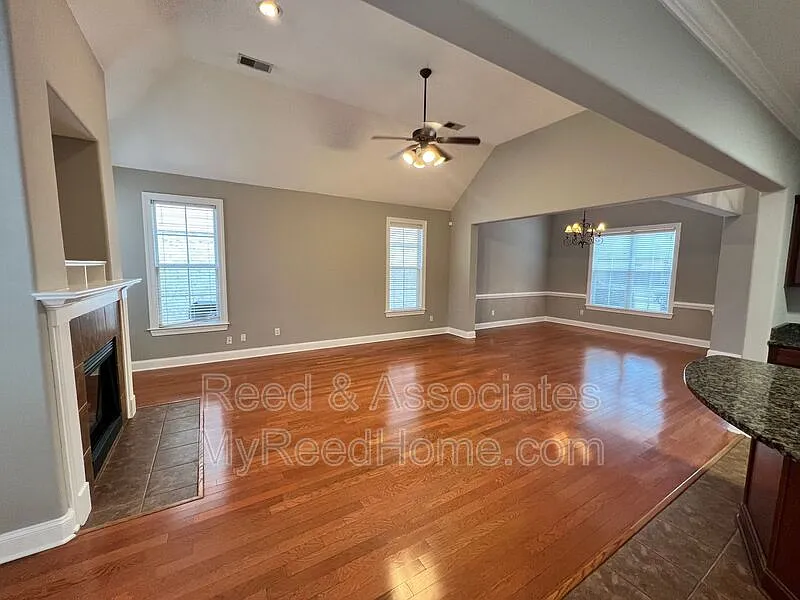 4 bed, 2.5 bath, 2373 sqft, $2,650 — Photo 4