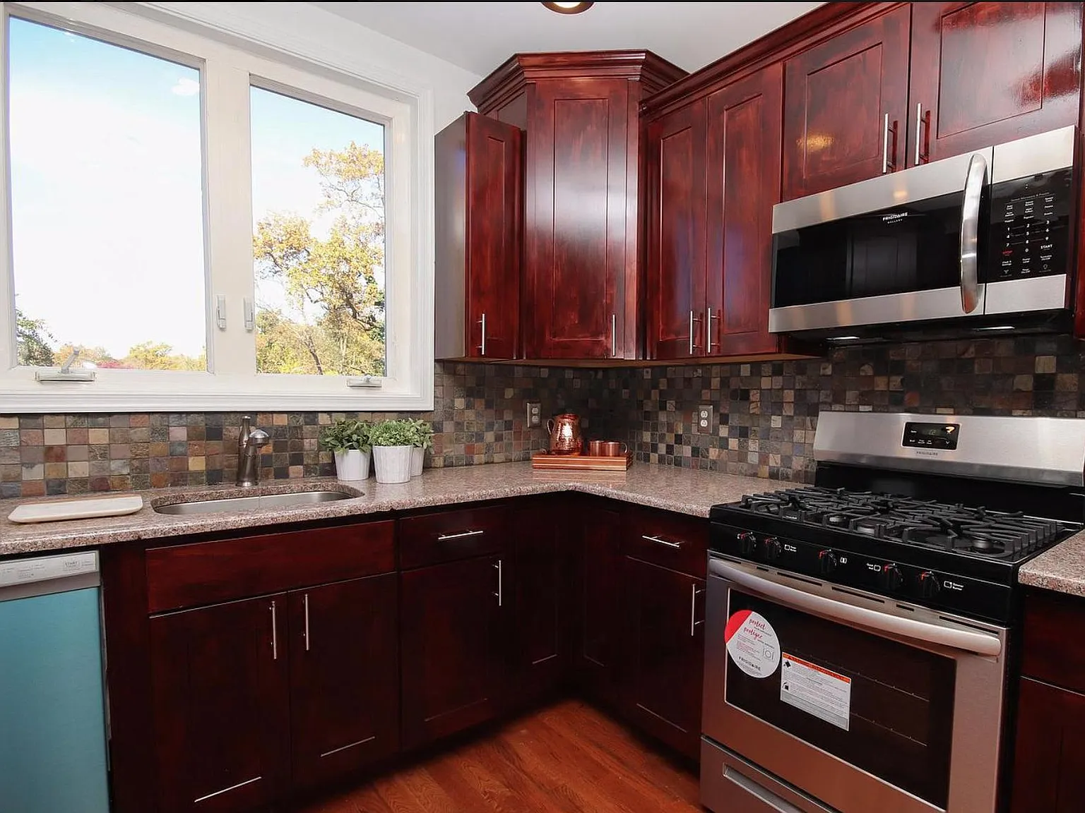 4 bed, 2100 sqft, $3,195 — Photo 4