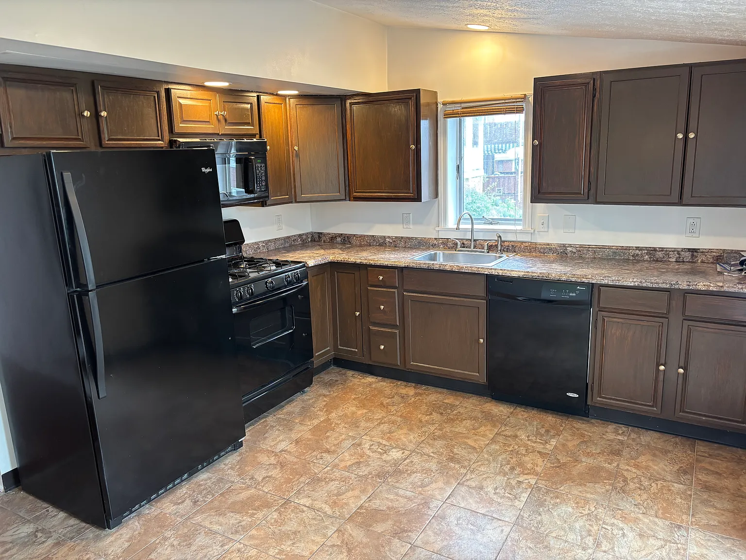 2 bed, 1700 sqft, $1,495 — Photo 2