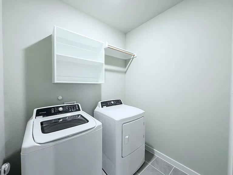 566 Silver Springs Ln — Photo 22
