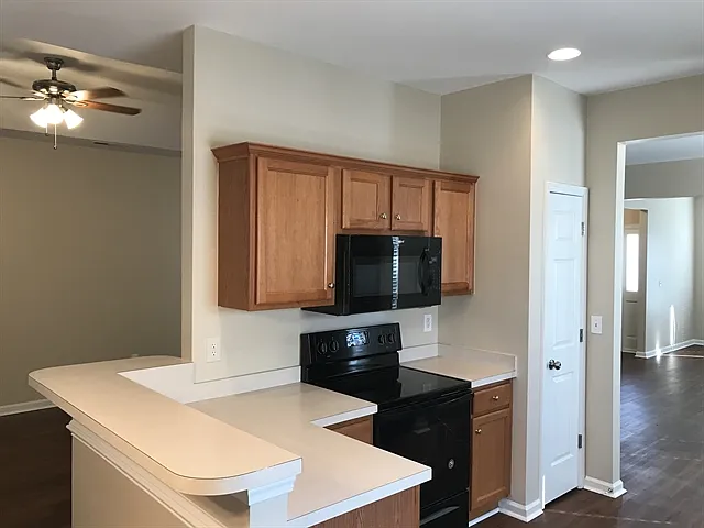 114 Speer St — Photo 5