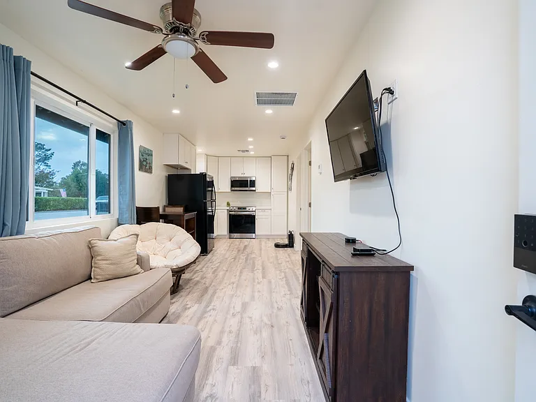 181 Parnassus Cir — Photo 21