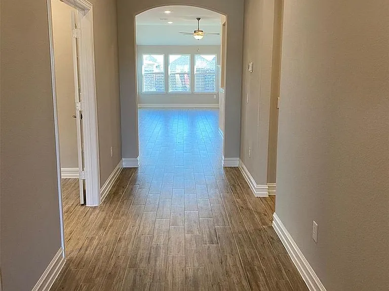 2816 Redbud Ln — Photo 2