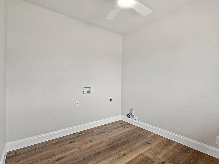 3327 Carriage Cir — Photo 22