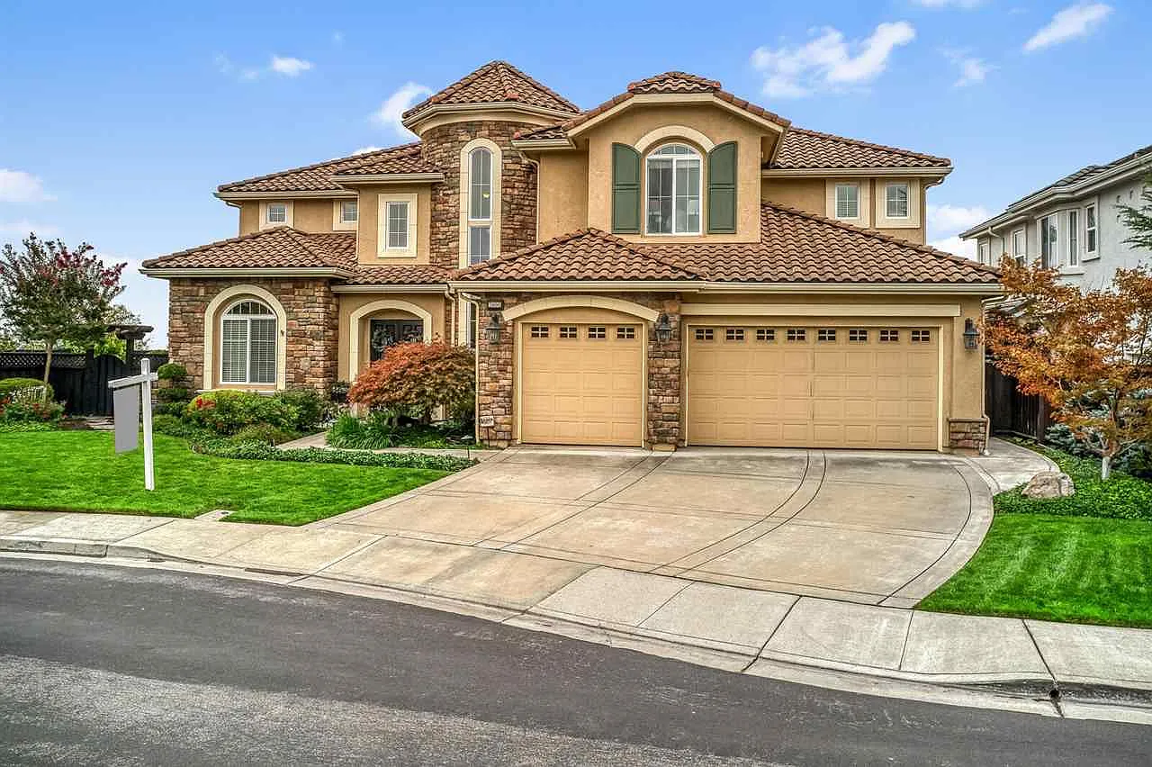 2800 Lochgreen Way photo 1