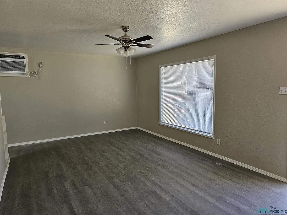 Building Photo - 105 E Plaza Dr