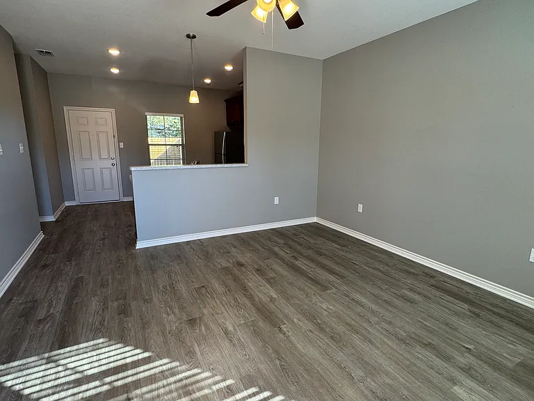 572 Ivy Ln — Photo 12