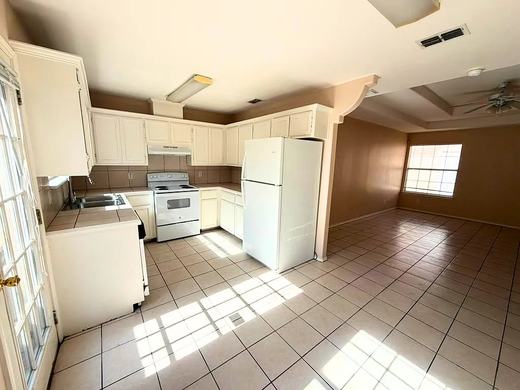 3 bed, 2.0 bath, 1092 sqft, $1,050 — Photo 4
