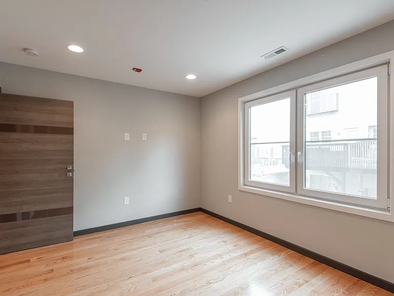 2545-47 Montrose St #BB — Photo 14